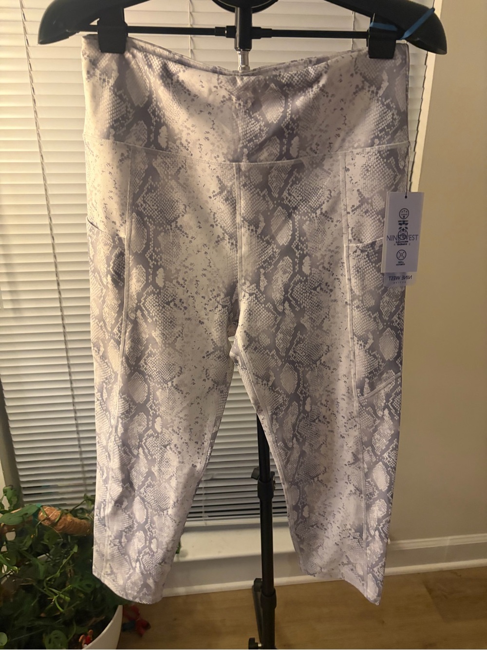 Nine West Active Snakeskin Print Capri Leggings Size L NWT